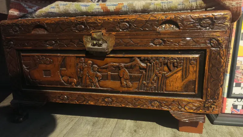 Baúl de madera tallada con diseño oriental