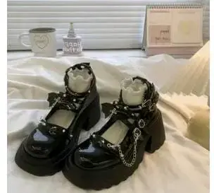 Zapatos de plataforma negros con cadenas