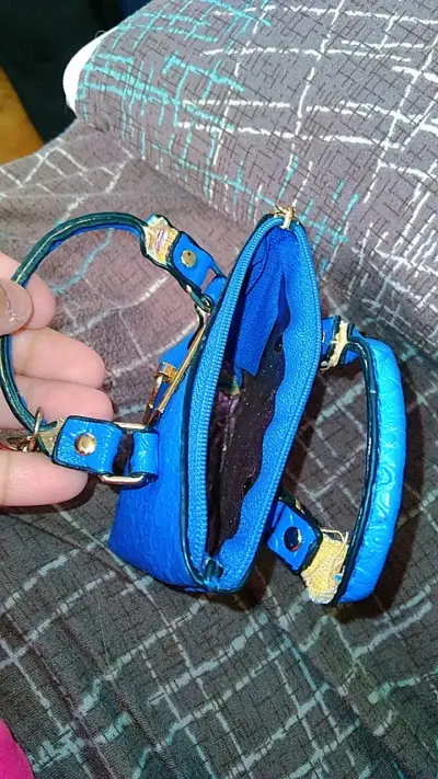 Mini bolso azul con textura de cocodrilo - miniatura 2