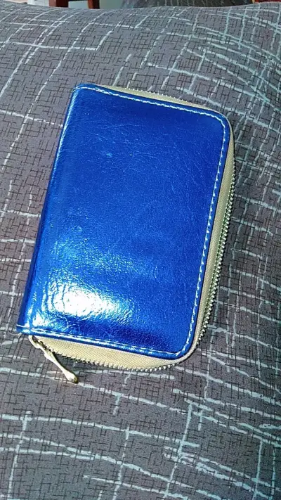 Billetera azul con cierre y compartimentos - miniatura 1