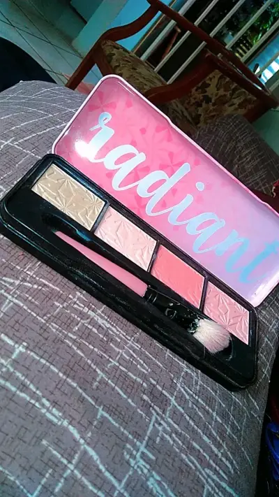 Paleta de maquillaje Radiant con rubores y brocha - miniatura 1