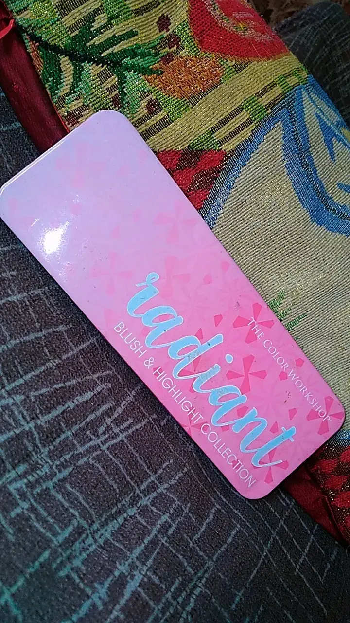 Paleta de maquillaje Radiant con rubores y brocha - 2