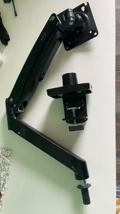 Brazo articulado para monitor negro - miniatura 1