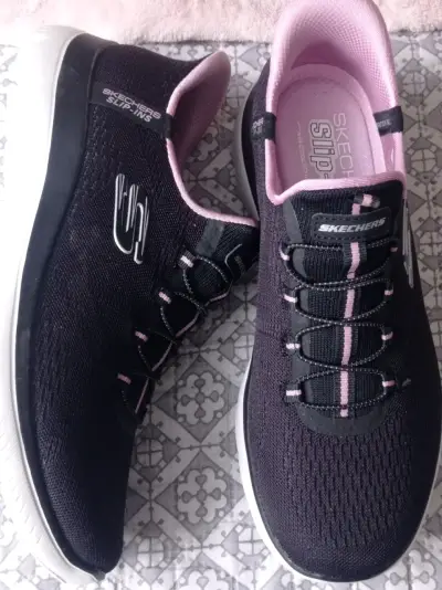 Zapatillas Skechers Slip-Ins negras y rosadas - miniatura 1