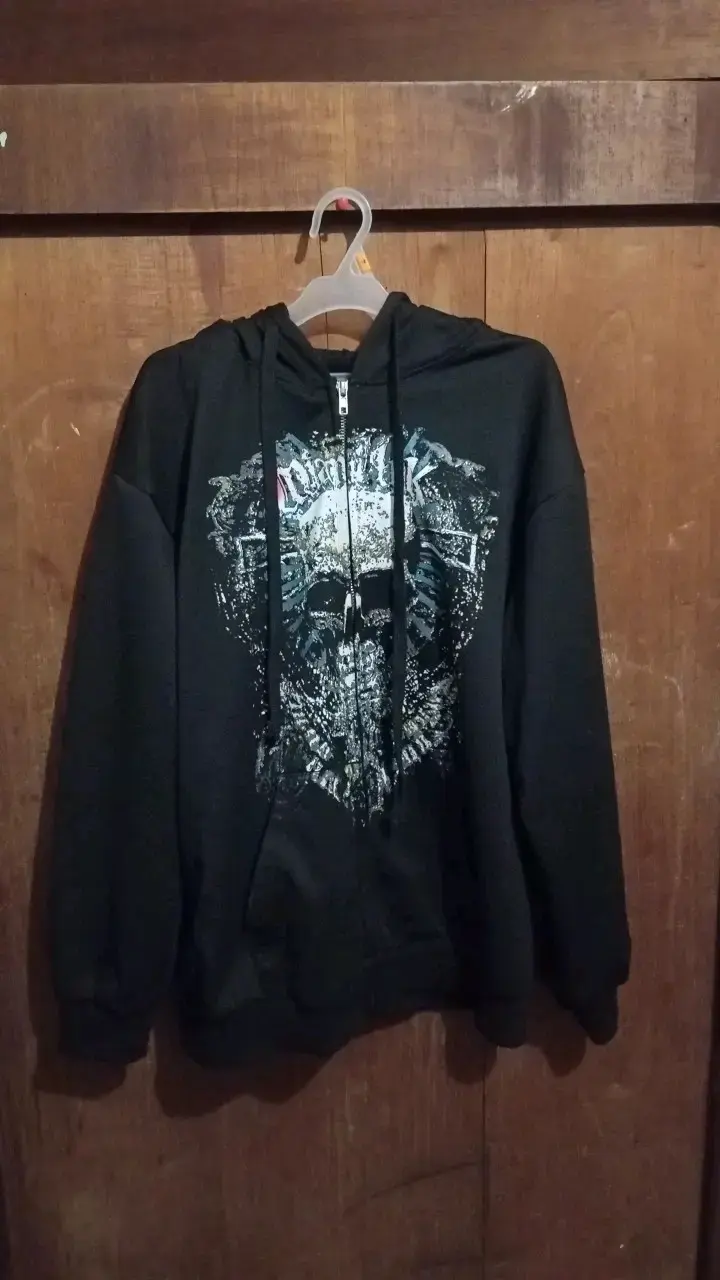 Polerón con capucha negro diseño calavera - 1