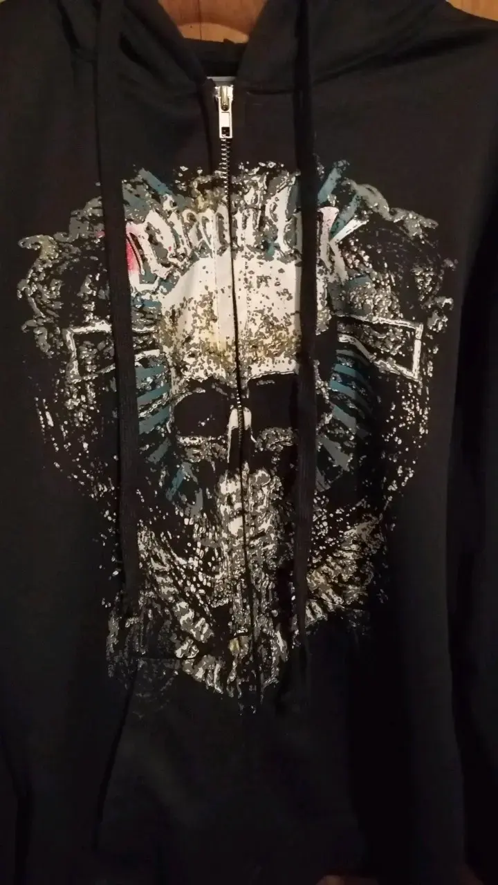 Polerón con capucha negro diseño calavera - 2