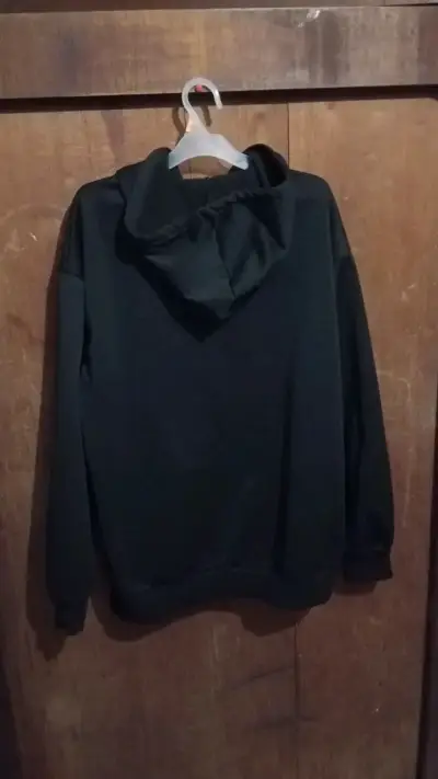 Polerón con capucha negro diseño calavera - miniatura 3