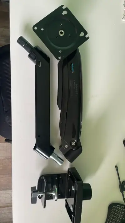 Brazo articulado para monitor negro - miniatura 2