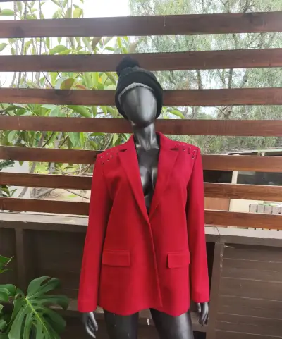 Blazer rojo con detalles de ojales para mujer - miniatura 1