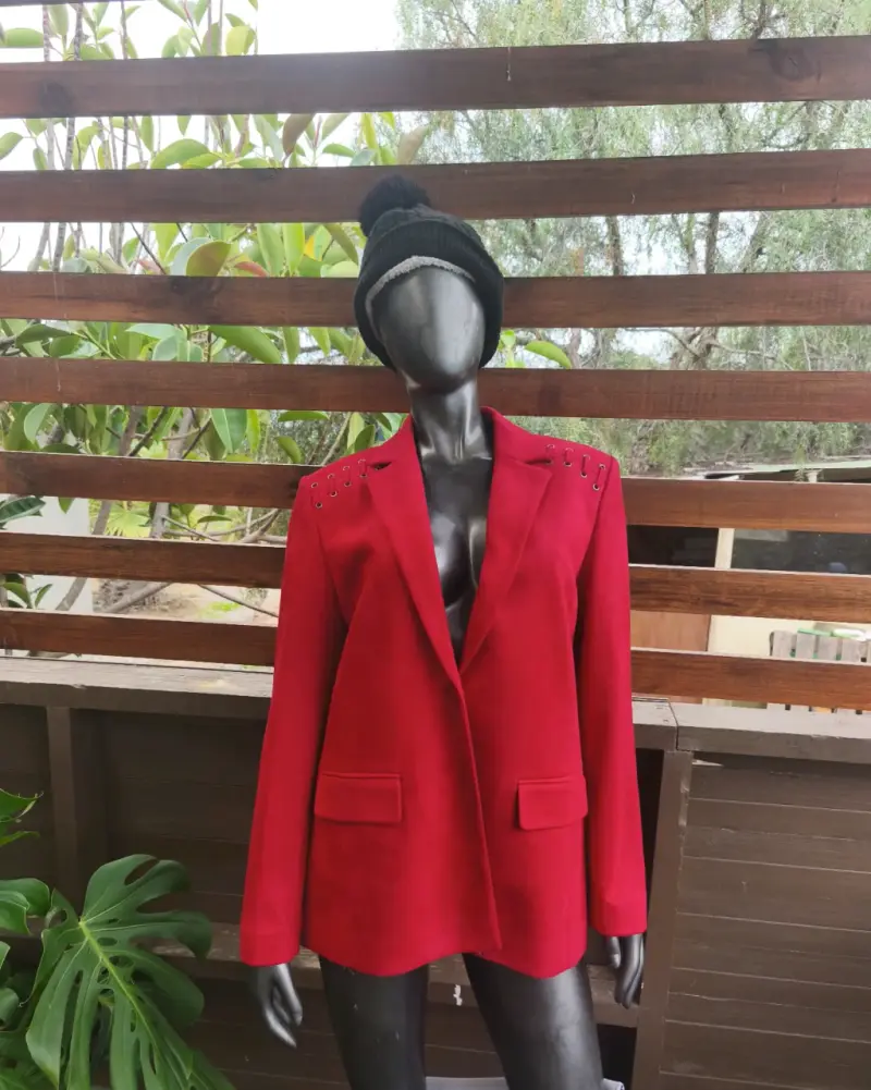 Blazer rojo con detalles de ojales para mujer - 2