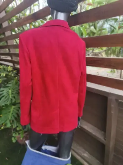 Blazer rojo con detalles de ojales para mujer - miniatura 3