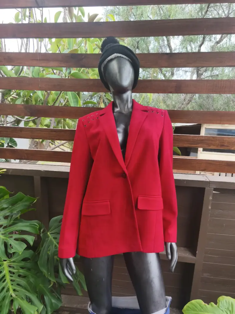 Blazer rojo con detalles de ojales para mujer - 5