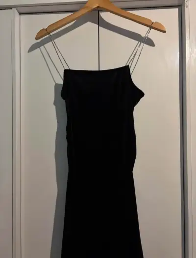 Vestido negro elegante con tirantes de cadena - miniatura 1