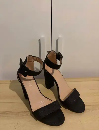 Sandalias de Tacón Alto Negras Elegantes - miniatura 1