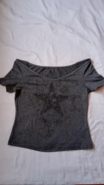 Polera gris con diseño de estrella - miniatura 1