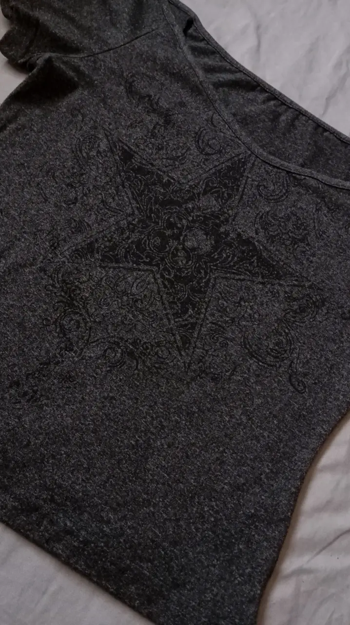 Polera gris con diseño de estrella - 2