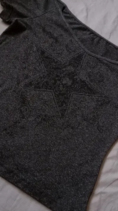 Polera gris con diseño de estrella - miniatura 2