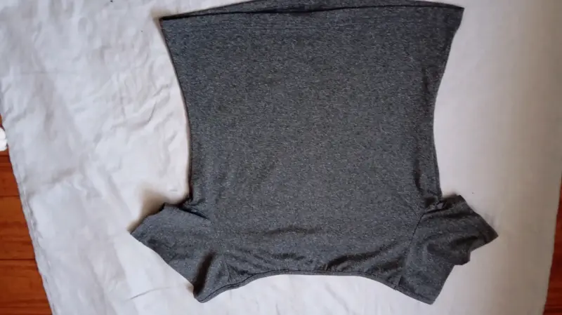Polera gris con diseño de estrella - 3