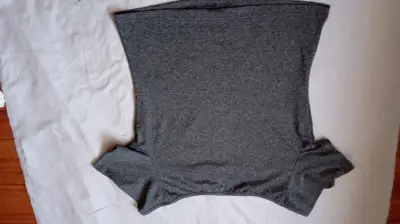 Polera gris con diseño de estrella - miniatura 3