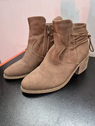 Botines de cuerina marrón con tacón bajo - miniatura 1