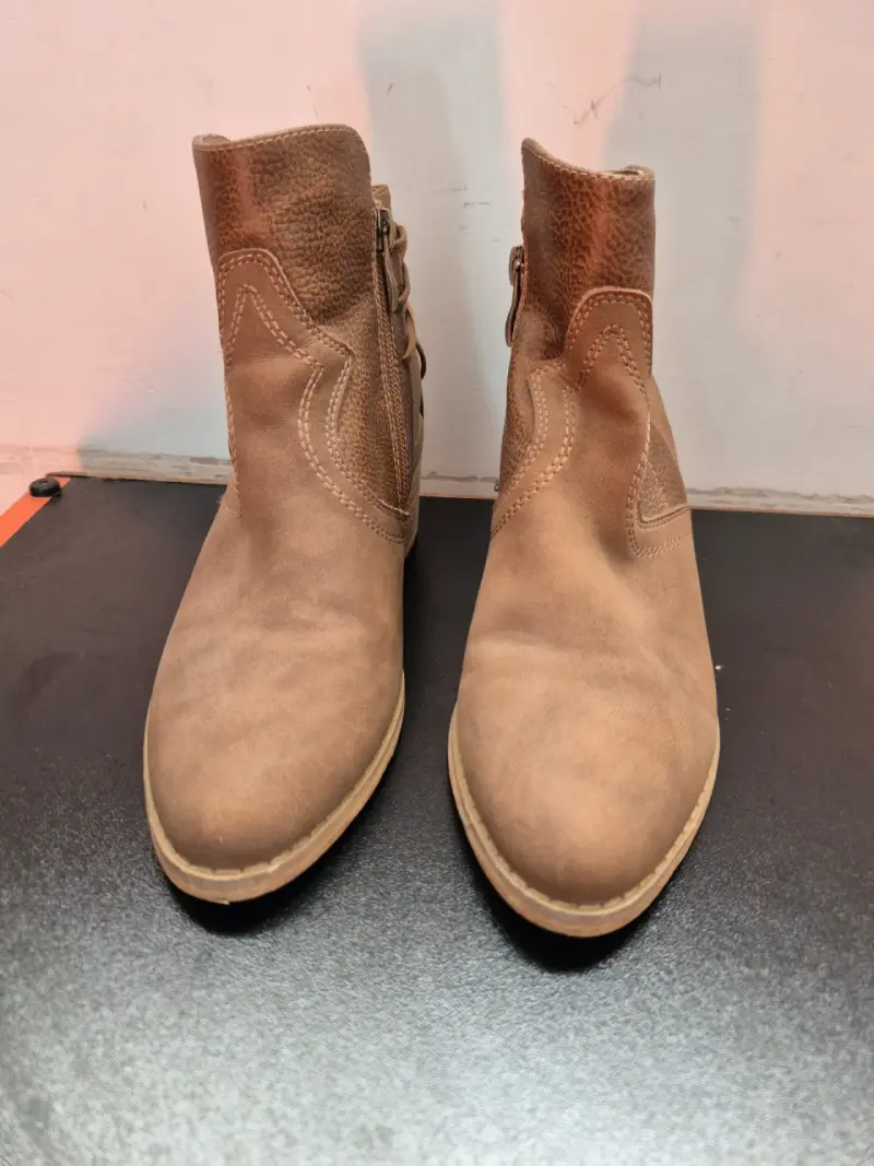 Botines de cuerina marrón con tacón bajo - 2