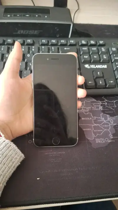iPhone SE 2023  en buen estado - miniatura 1