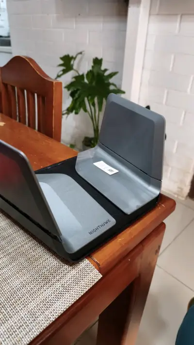 Router AX8 WiFi Nighthawk con antenas plegables - miniatura 1