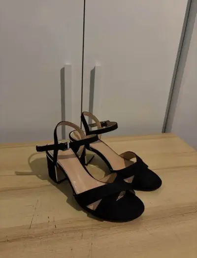 Sandalias de tacón bajo negras elegantes - miniatura 1