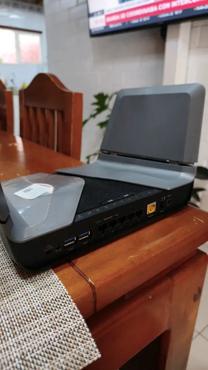 Router AX8 WiFi Nighthawk con antenas plegables - 2