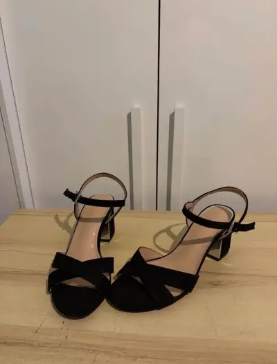 Sandalias de tacón bajo negras elegantes - miniatura 2