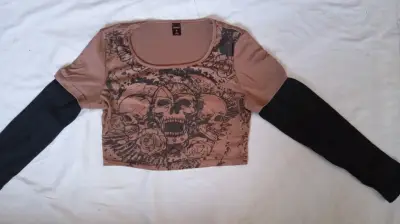 Polera manga larga con diseño de calaveras - miniatura 1