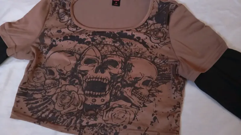 Polera manga larga con diseño de calaveras - 2
