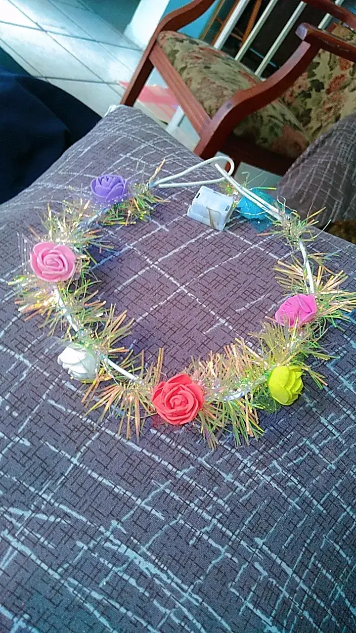 Corona de flores decorativa para fiestas