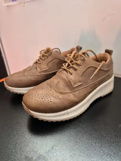 Zapatos de cuerina marrón - miniatura 1