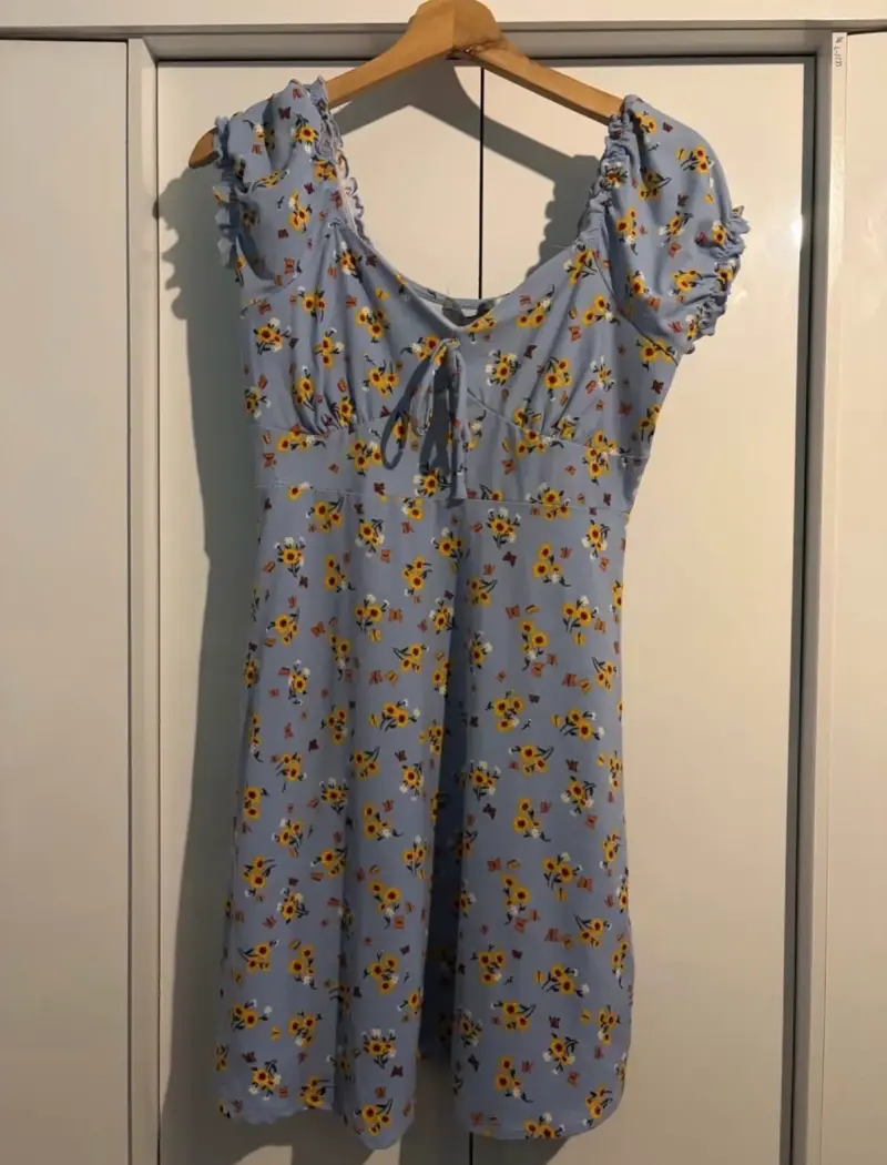 Vestido azul con estampado de girasoles