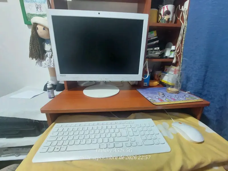 Computador Lenovo con teclado y mouse - 1