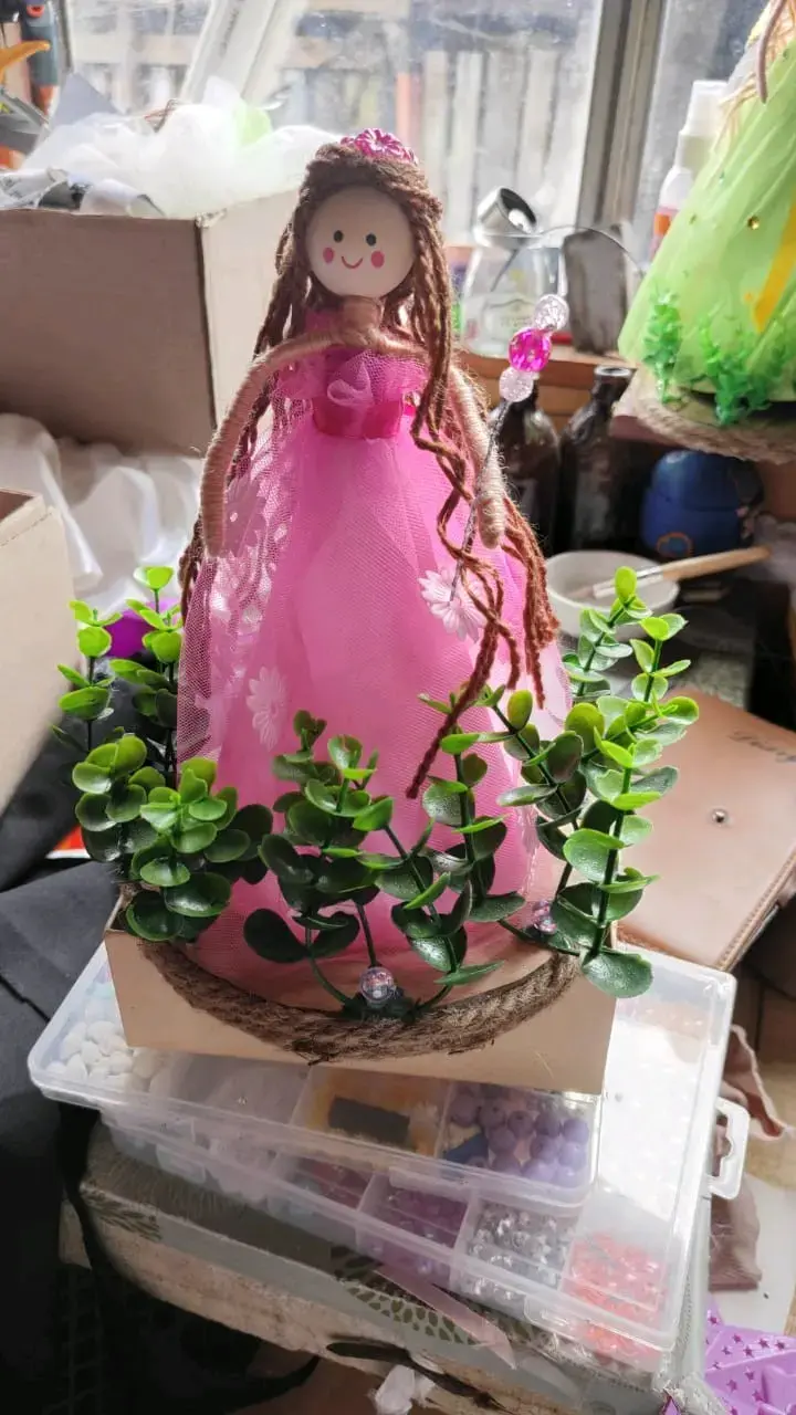Muñeca decorativa artesanal con vestido rosa - 1