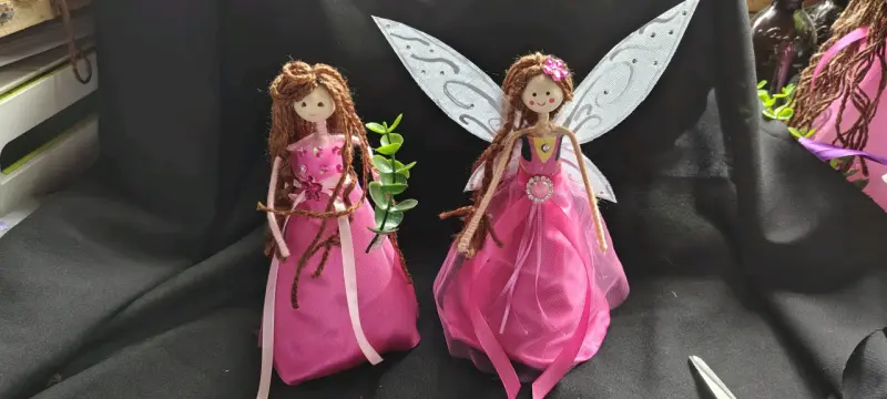 Muñeca decorativa artesanal con vestido rosa - 2