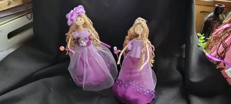 Muñeca decorativa artesanal con vestido rosa - 4