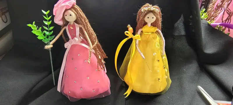 Muñeca decorativa artesanal con vestido rosa - 5