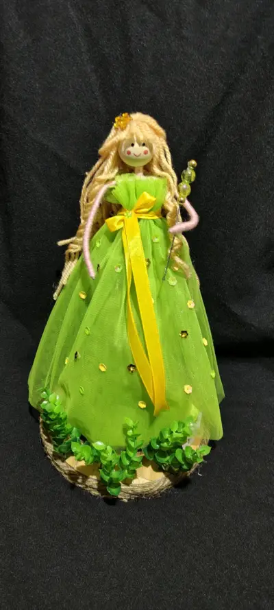 Muñeca decorativa artesanal con vestido rosa - miniatura 6