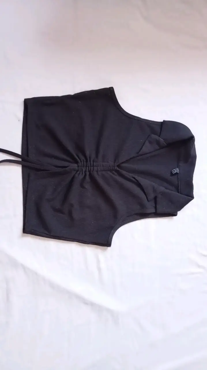 Top negro sin mangas con cuello