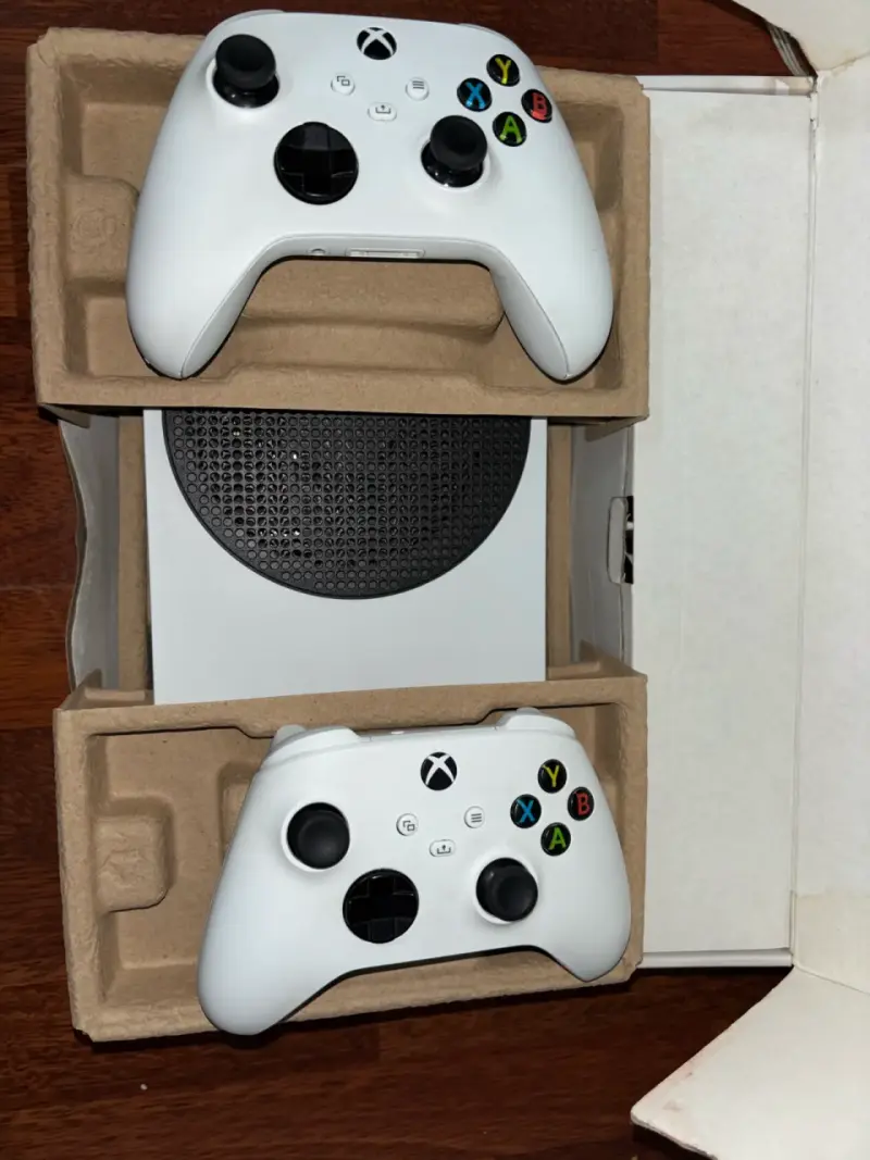 Xbox Series S con dos controles - 1