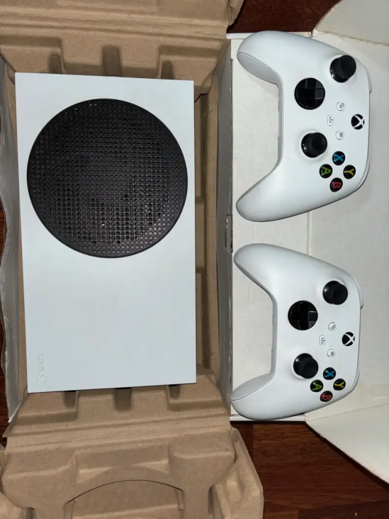 Xbox Series S con dos controles - 3