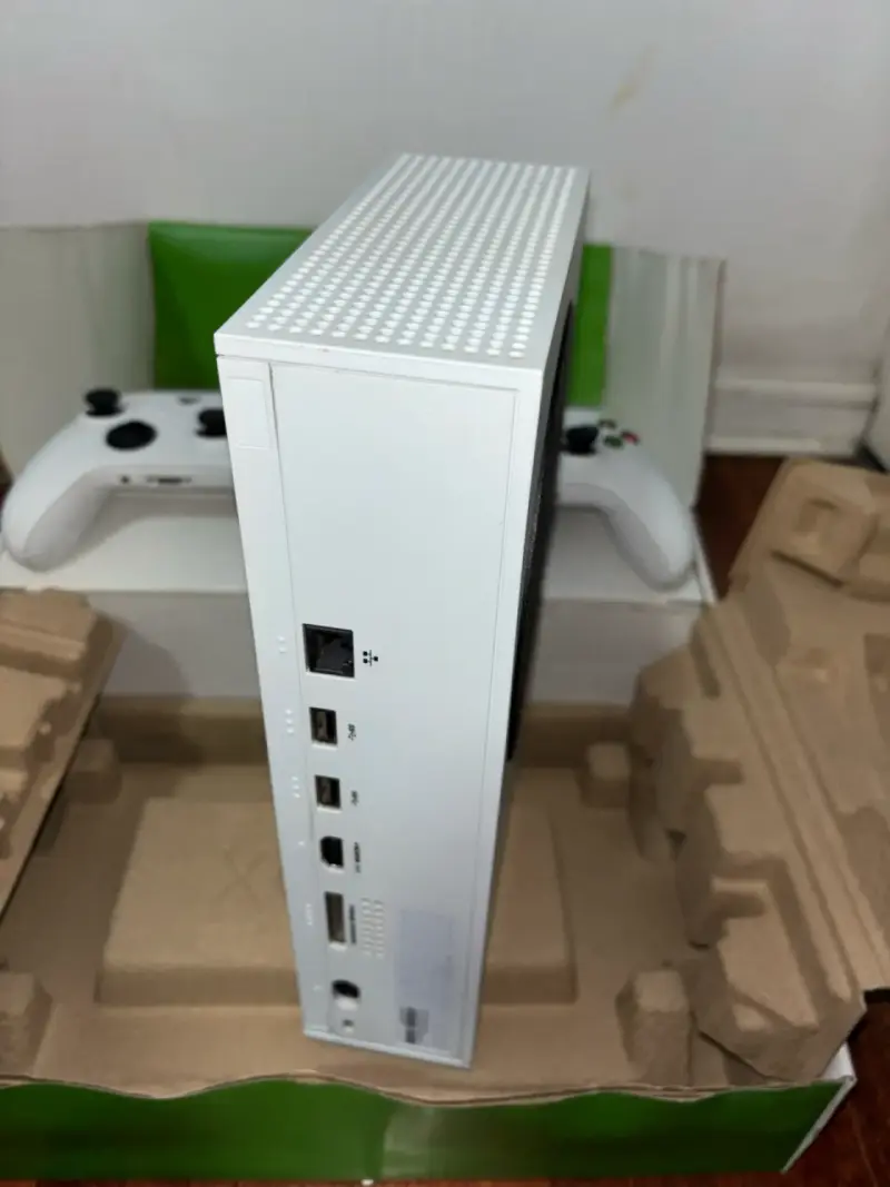 Xbox Series S con dos controles - 4