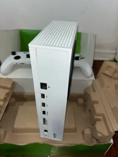 Xbox Series S con dos controles - miniatura 4