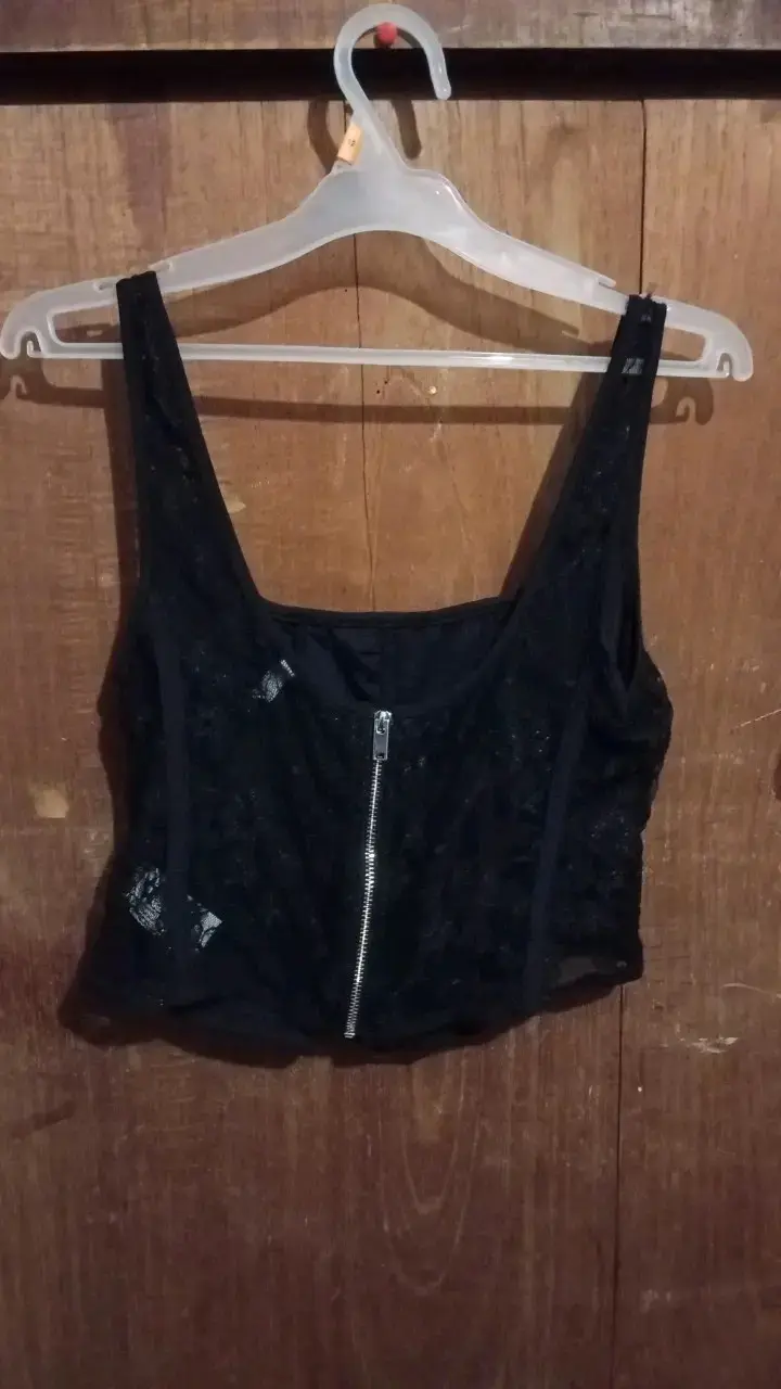 Top negro de encaje con cierre trasero - 2