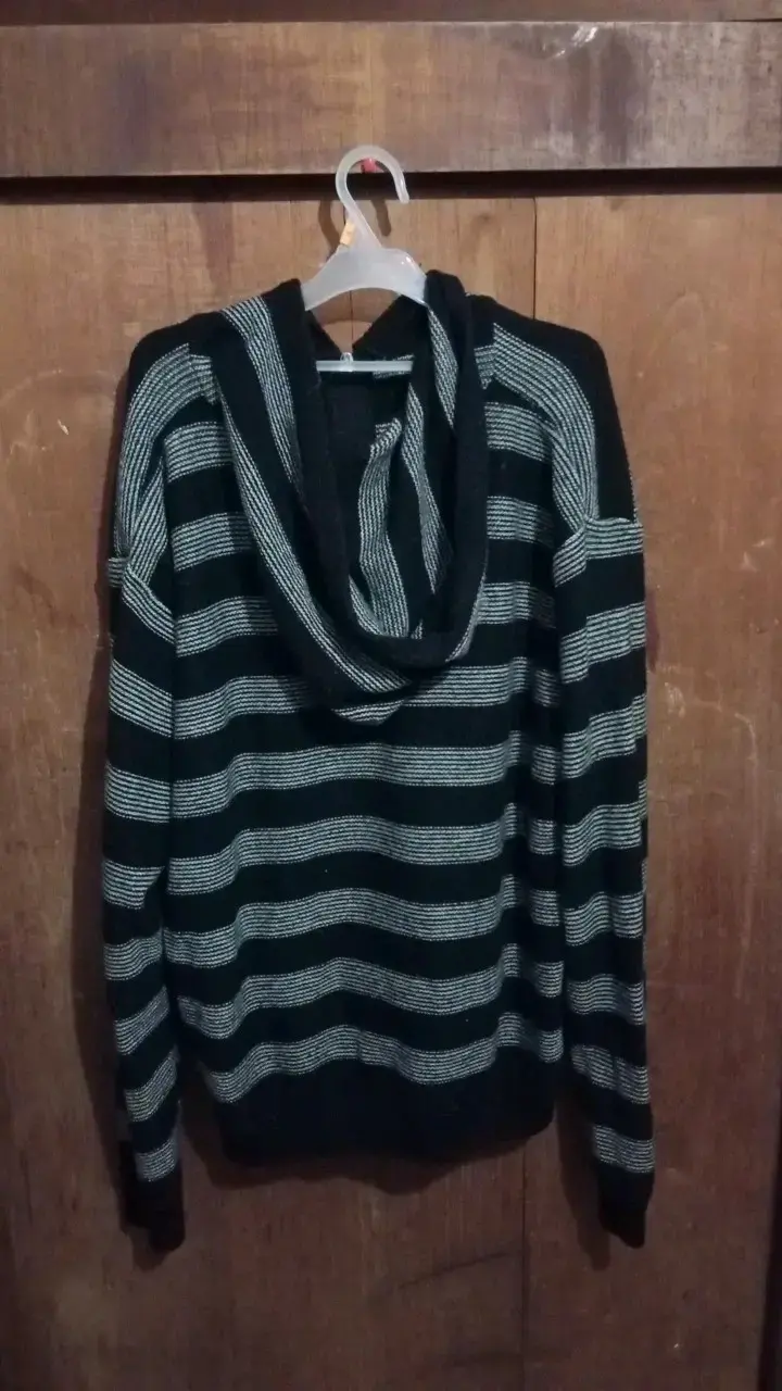 Polerón con capucha a rayas negro y gris - 2