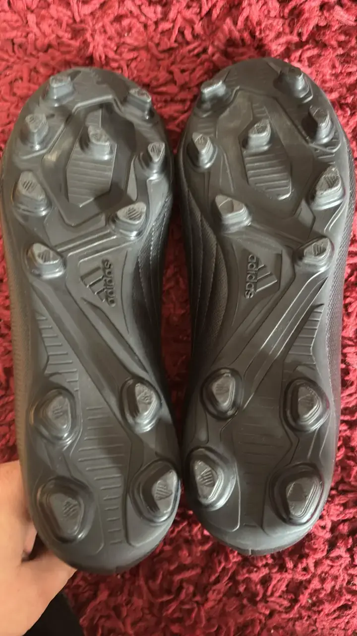 Zapatillas de fútbol Adidas negras con rojo - 2