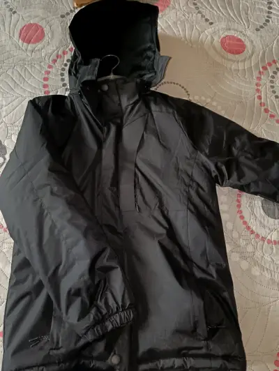 Chaqueta negra impermeable con capucha - miniatura 1